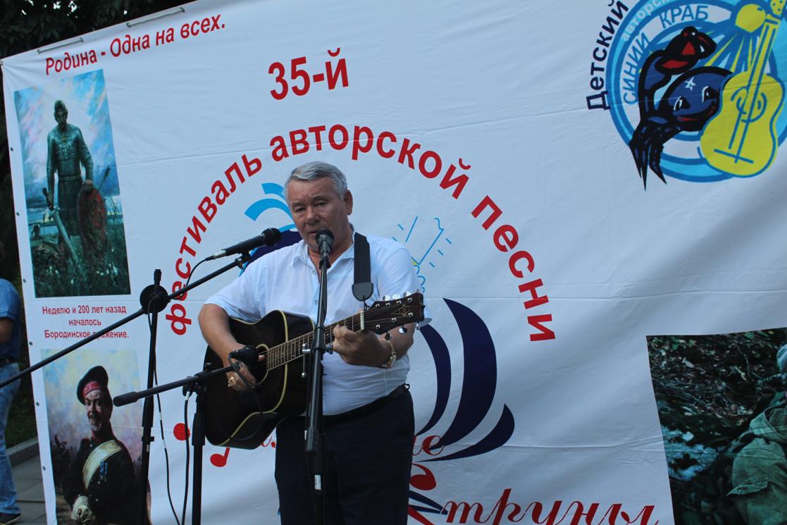 Поёт Сергей Николаев